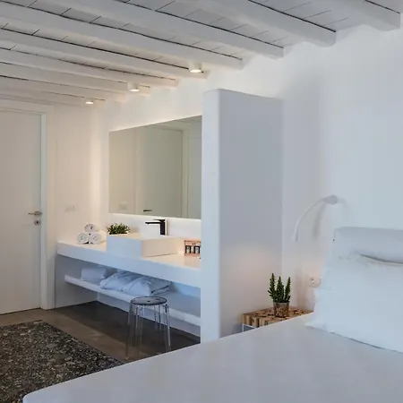 Sara Mykonos *
